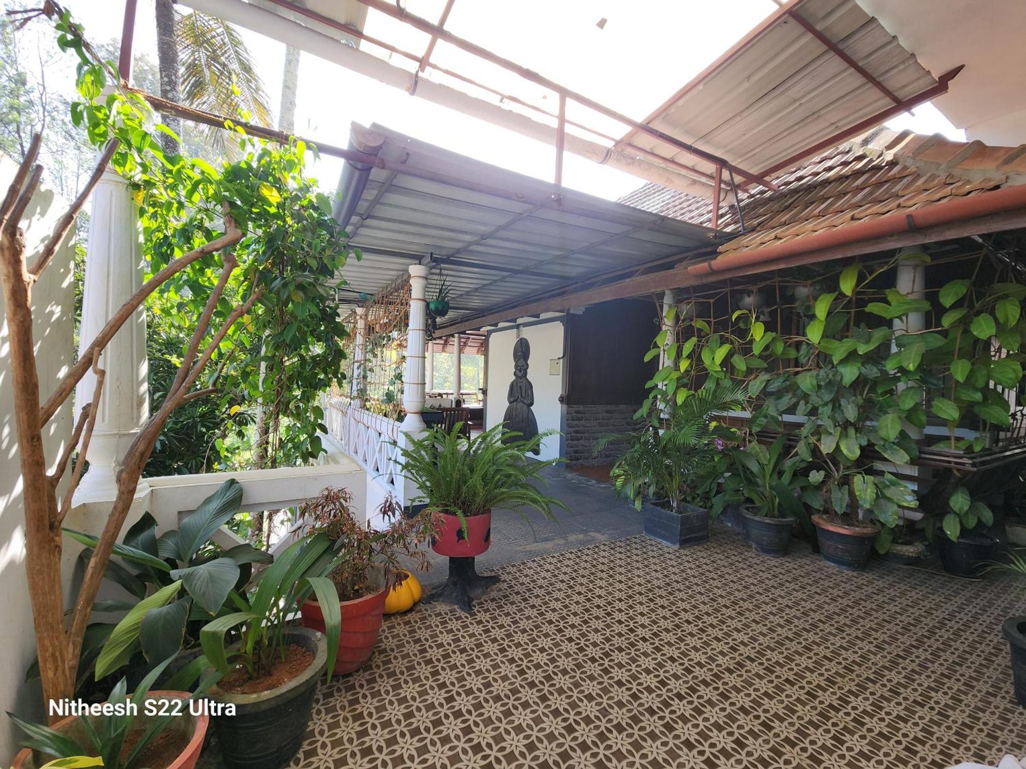 Kairali Palace Home Stay 테카디 외부 사진
